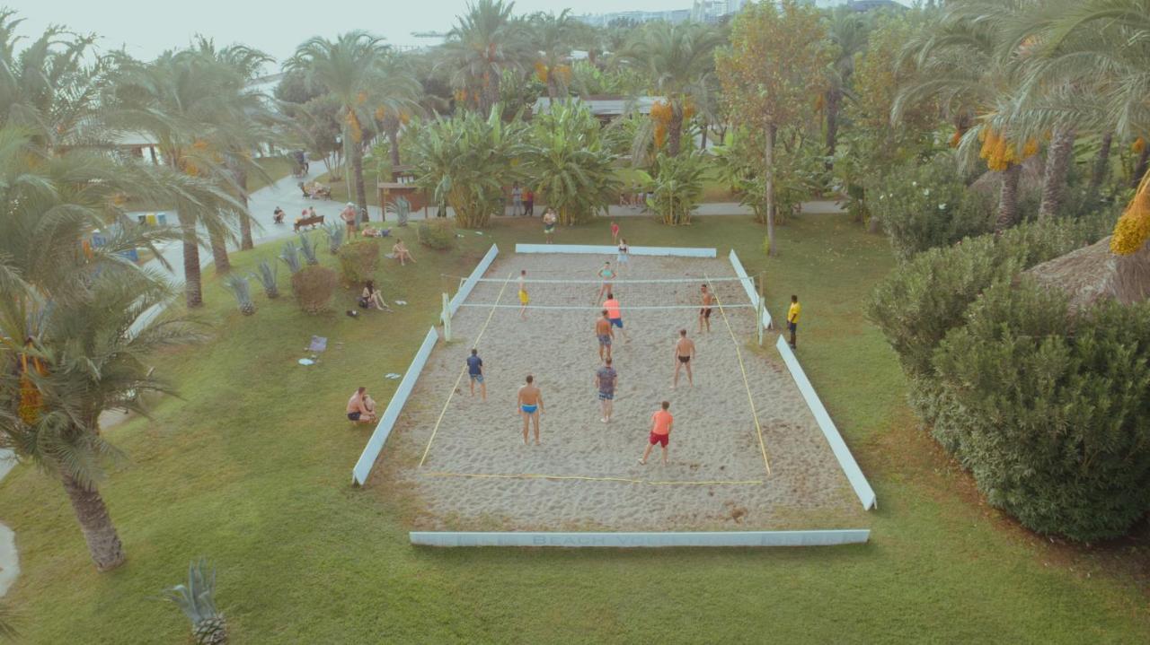Ic ホテルズ グリーン パレス アンタルヤ エクステリア 写真 Beach volleyball in the resort