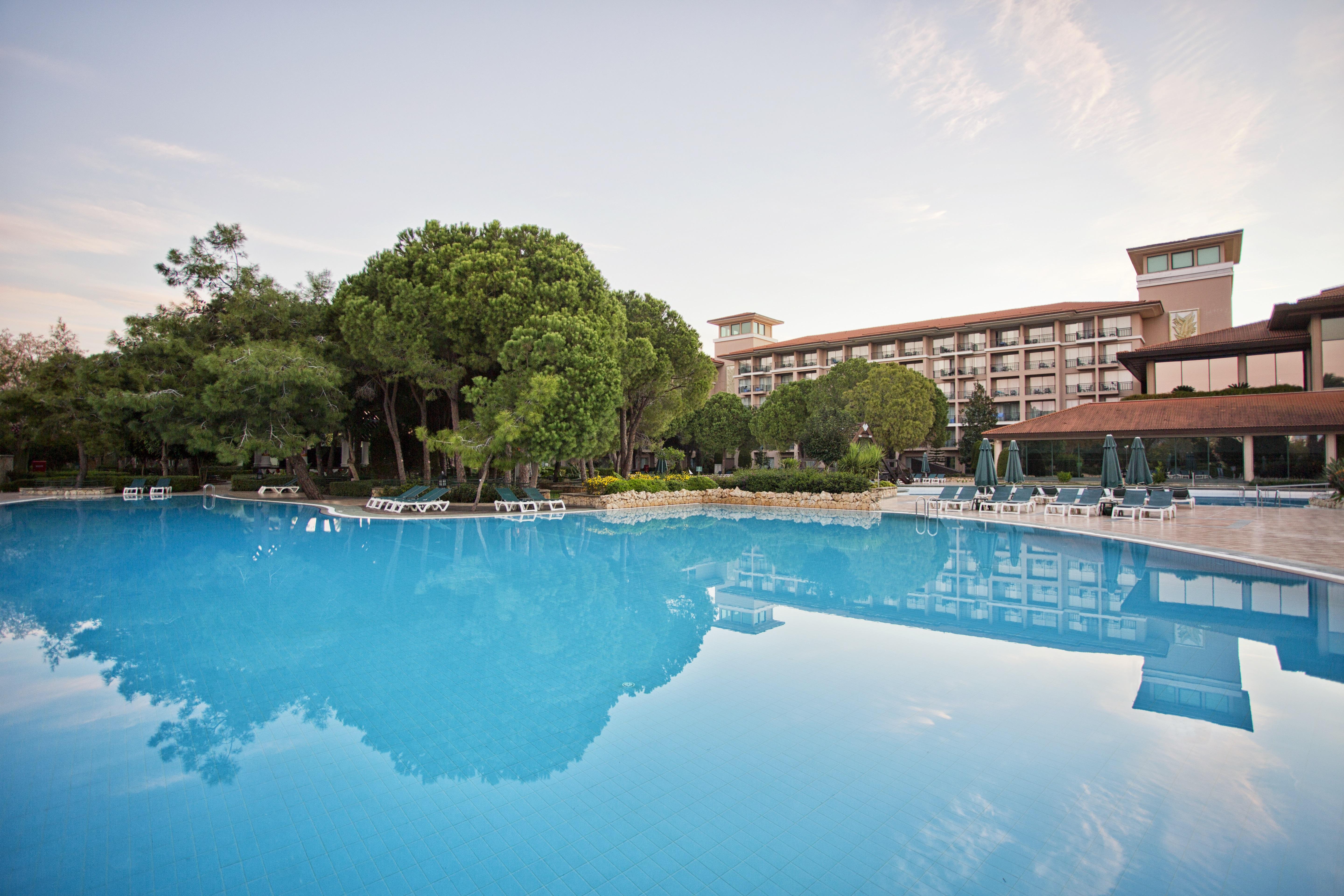 Ic ホテルズ グリーン パレス アンタルヤ エクステリア 写真 The swimming pool at the hotel