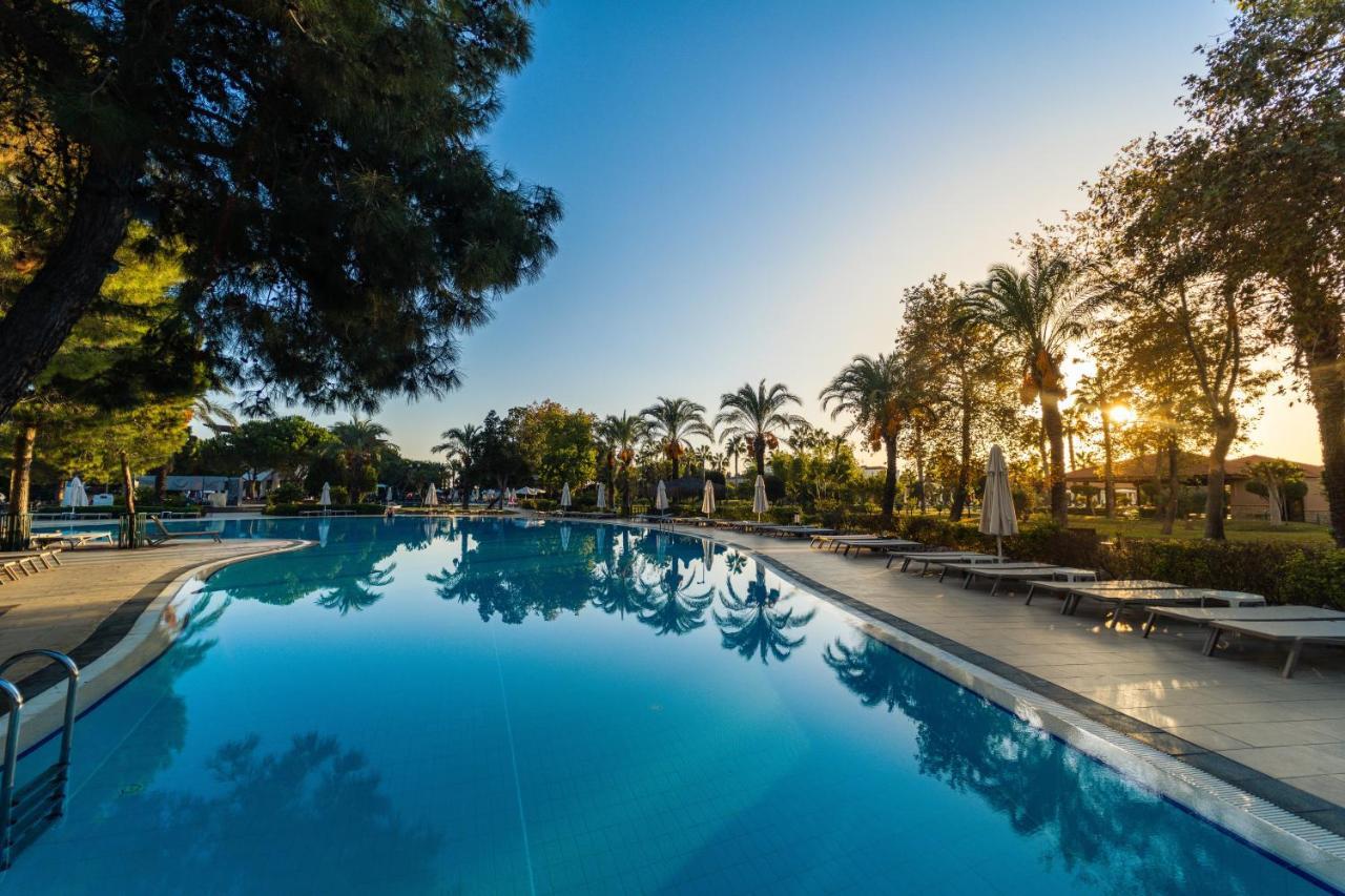 Ic ホテルズ グリーン パレス アンタルヤ エクステリア 写真 The swimming pool at the hotel