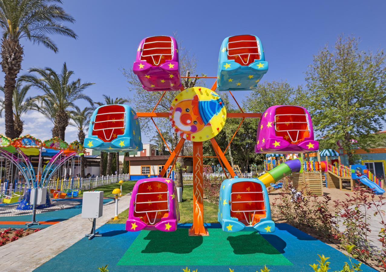 Ic ホテルズ グリーン パレス アンタルヤ エクステリア 写真 A ferris wheel at a children's park